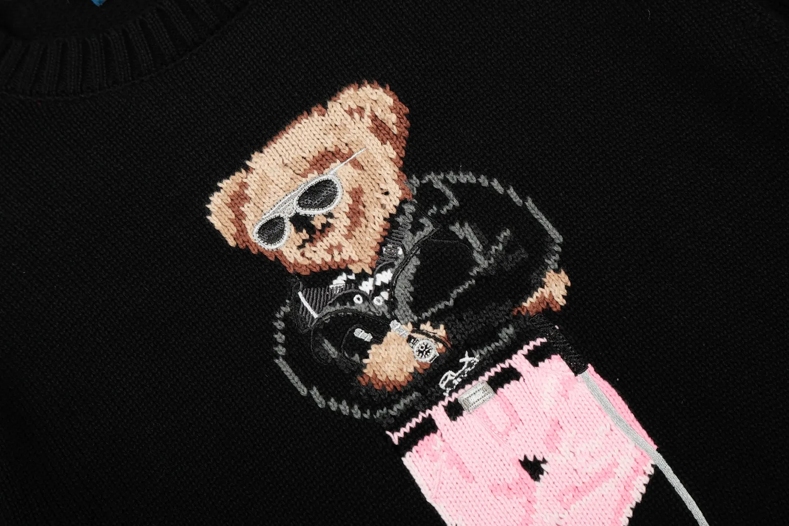 P470 top quality" Style number: DS883# (not off the shelves all year round) [Ralph Lauren Heavy Industry Bear Golf Series Autumn and Winter Couples Knitted Round Neck Sweater] ✅Ralph Lauren Ralph Lauren Classic Basic Bear Heavy Craftsman Knitted Sweater for Men and Women Couples ✅Main Supply Platform Live Broadcast Wholesale Entity Replenishment if out of stock will not be removed from shelves ✅ZP quality 1:1 version Scan the code to enter the GF website Counter quality ✅Detailed quality The only one in Guangzhou Imported quality cotton yarn Focus on high-end, cost-effective, and good quality. Needless to say, the version is restored to the original version. The maximum size can be worn up to 190 pounds. Loose, comfortable and stress-free. ✅The upper body is simple and easy to match. A must-have for men. Good-looking clothes are never picky. A must-have in couples' wardrobes. Size: S-XL. Color: Black.